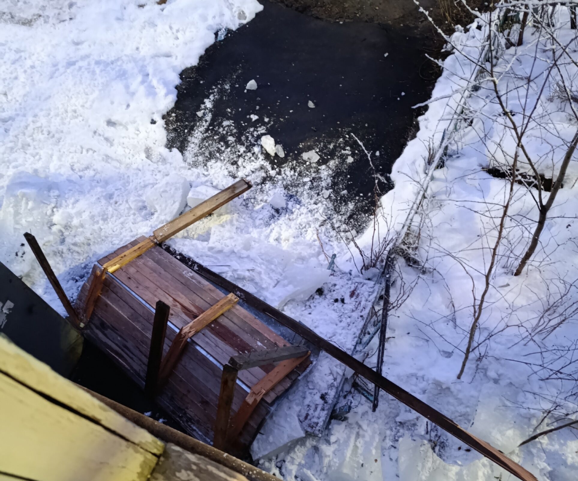 Упавшая сосулька разнесла крышу подъезда в Петрозаводске