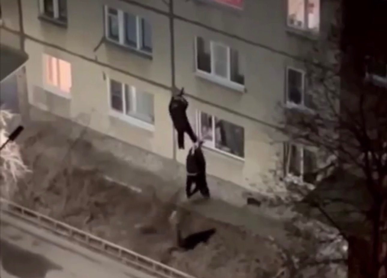 Неадекват карабкался по фасаду дома в Петрозаводске