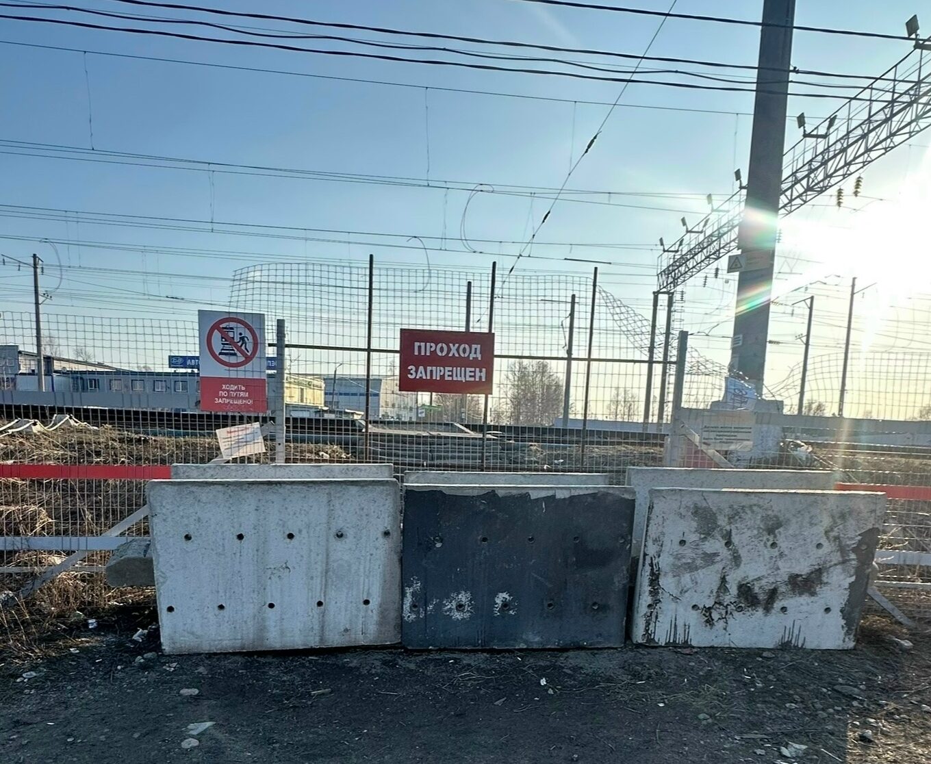 Жителей района Петрозаводска отрезали от жизни забором и не дали альтернативы