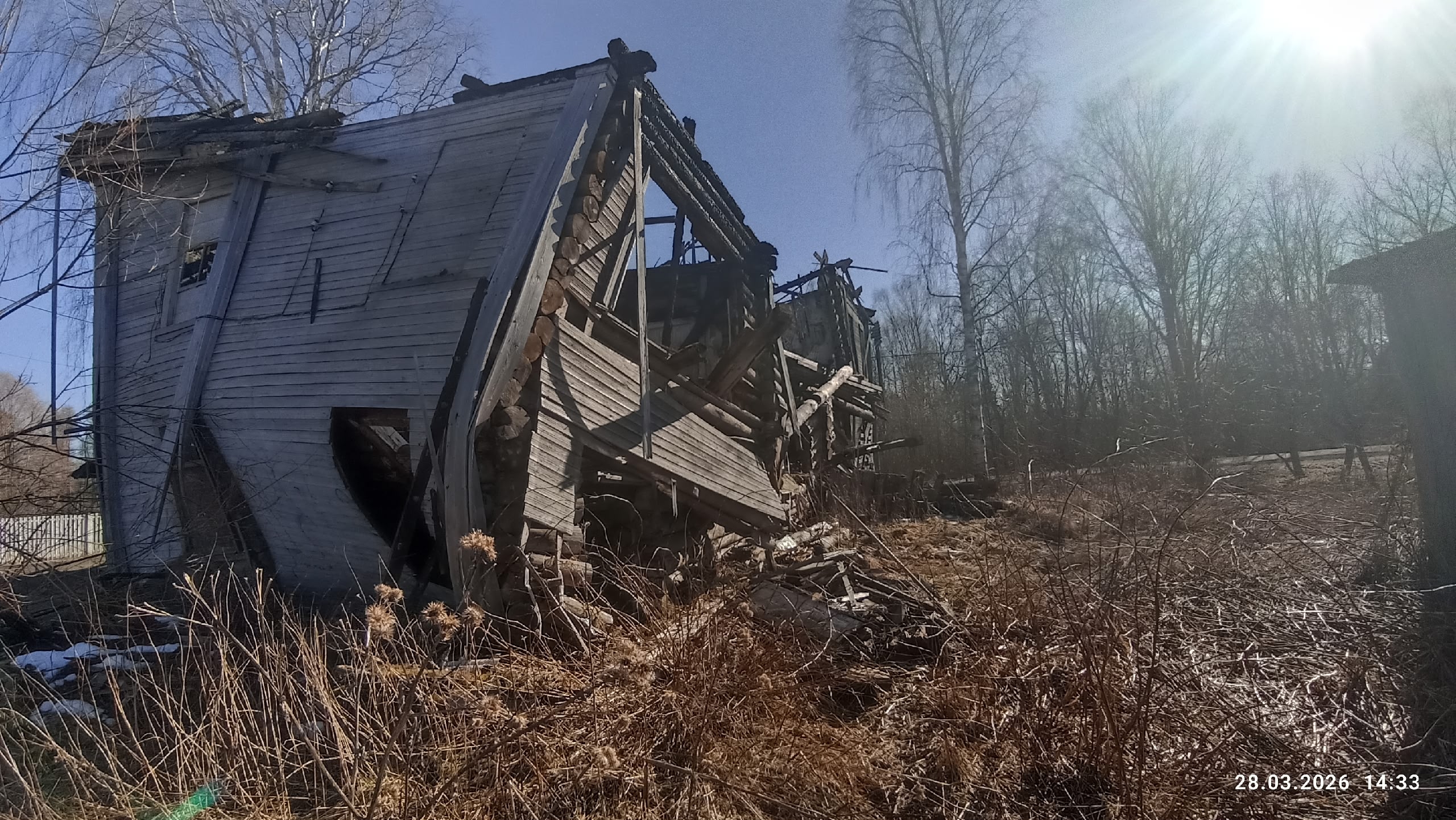 Старинный дом превратился в руины в одном из городов Карелии