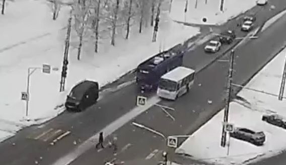 В борьбе за пассажиров водители маршруток в Петрозаводске идут на всё: гонка с троллейбусом попала на видео