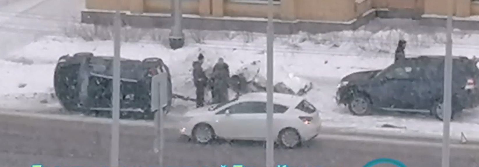 Вылетевший с дороги автомобиль лег на бок в центре Петрозаводска