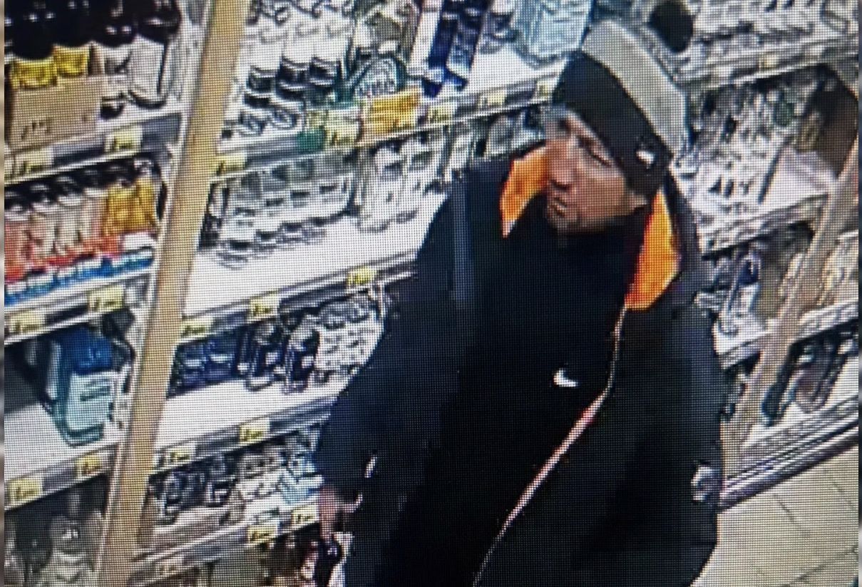 Полиция Петрозаводска разыскивает подозреваемого в грабеже