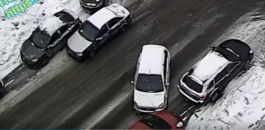 Столкнувшиеся легковушки задели каждая ещё по одной машине в центре Петрозаводска