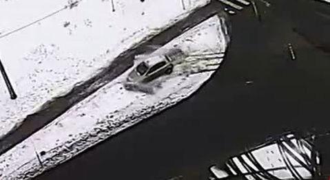 Не вписался в поворот: автомобиль на скорости вылетел на тротуар в Петрозаводске