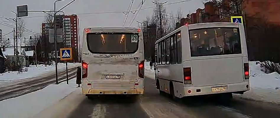 Пешеходу почти по пяткам проехали: гонки маршруток опять заметили в Петрозаводске