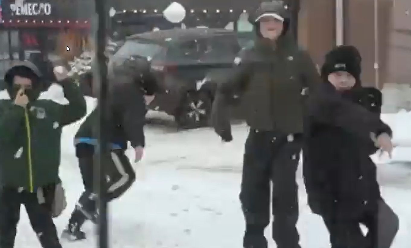 В Петрозаводске разыскивают подростков, обстрелявших автобус снежками