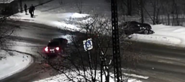 После столкновения одна из легковушек улетела с дороги в Петрозаводске