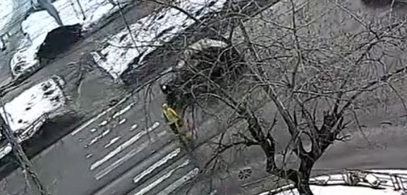 «Порция адреналина с утра не повредит»: женщина так бежала на красный, что машины её пропускали в Петрозаводске