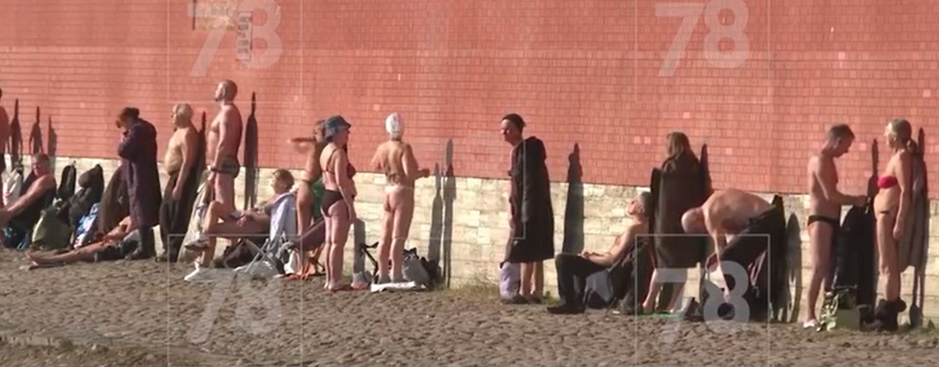 Горожане разделись до купальников и массово загорают рядом с Карелией