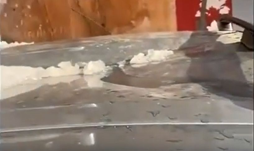 Глыба льда сошла с крыши на припаркованную машину в центре Петрозаводска