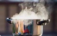 Родная тетя пытала племянника кипятком: с разрывом селезенки и ожогами ребёнок попал к врачам по соседству с Карелией