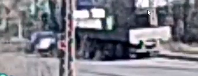 Скатившийся грузовик смял две легковушки в одном из районов Петрозаводска