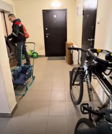 Жителей Карелии начали наказывать за хлам в подъезде