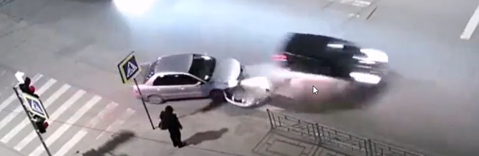 Легковые автомобили нелепо столкнулись в центре Петрозаводска