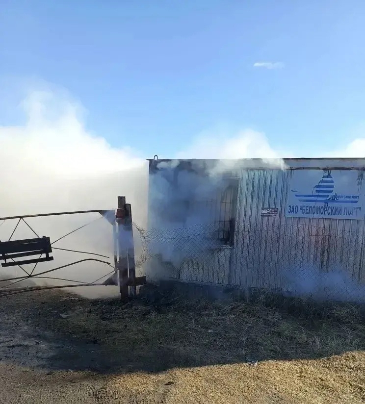Бытовка загорелась в Беломорске