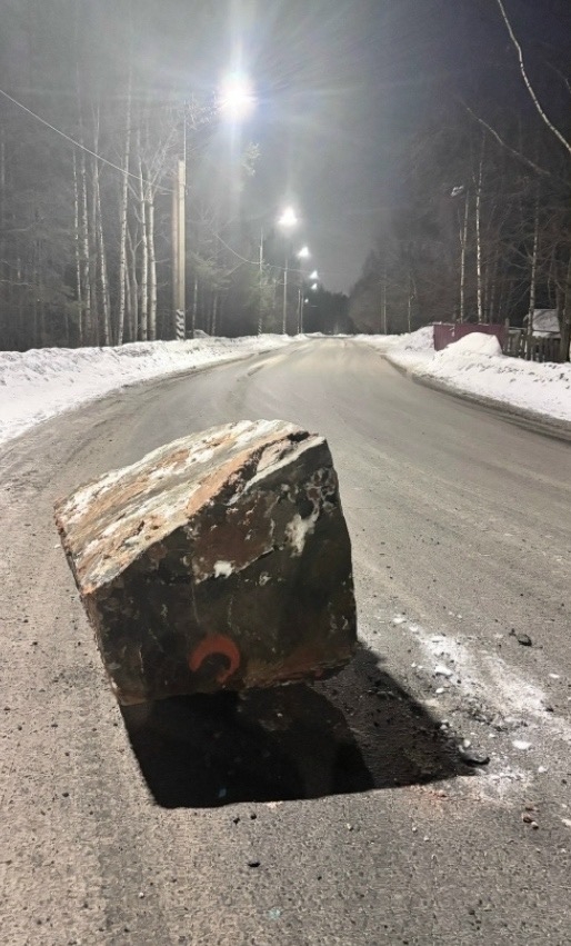 Выпавший из фуры камень стал опасностью на дороге в отдаленном районе Петрозаводска