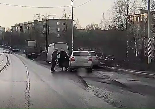 Шаткой походкой двое мужчин ретировались с места ДТП в Петрозаводске