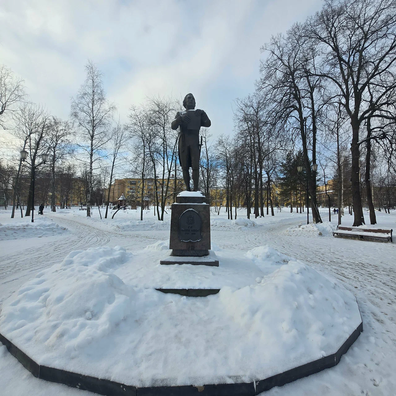 В Губернаторском парке Петрозаводска било током от столбов