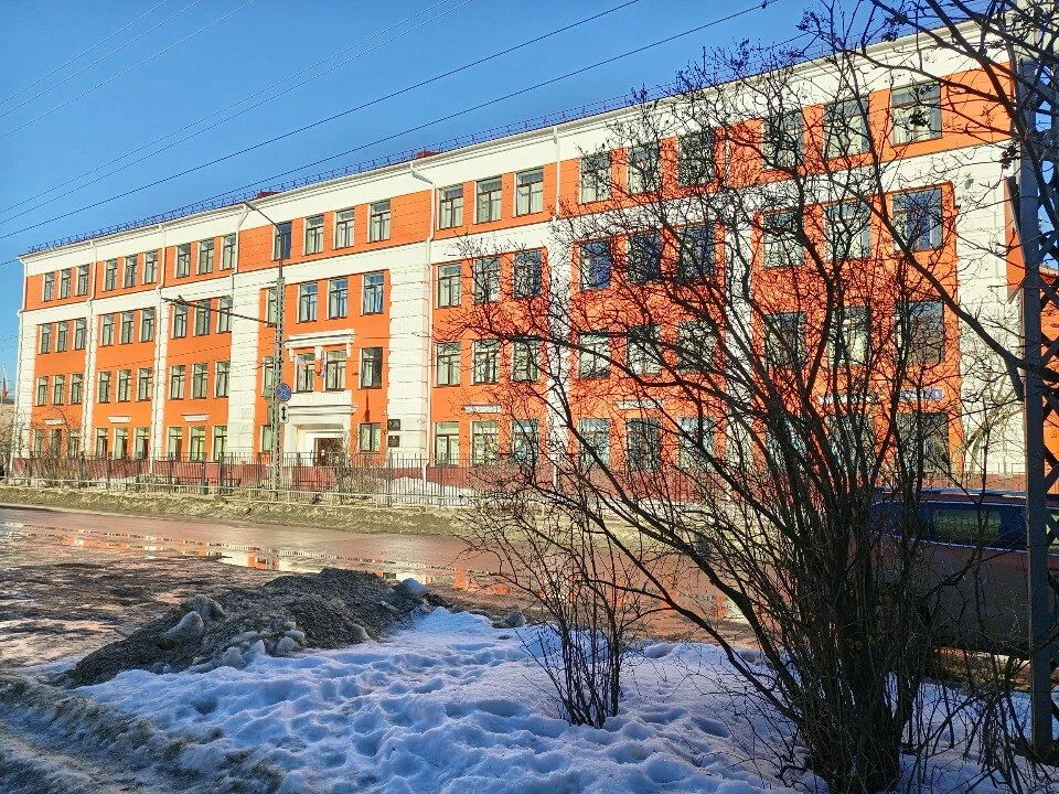 Директор школы Петрозаводска ответил на заявления об антисанитарных условиях для хранения вещей учеников