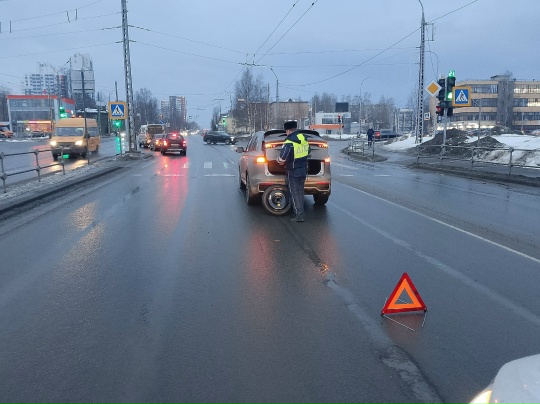 Благодаря таким сотрудникам формируется доверие к службе: дорожные инспекторы Петрозаводска помогли женщине на дороге