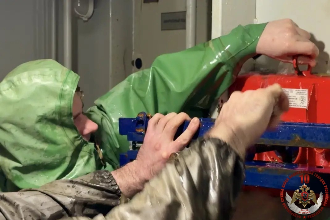 Карельский спецназ тушил пожары и спасал тонущих на учениях в Североморске