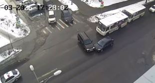 Внедорожник и легковушка не поделили дорогу в центре Петрозаводска