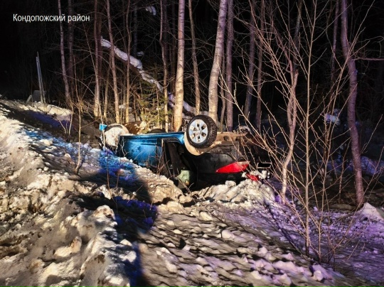 Пассажиры пострадали: в Кондопоге юного водителя занесло на дороге и авто легло на крышу