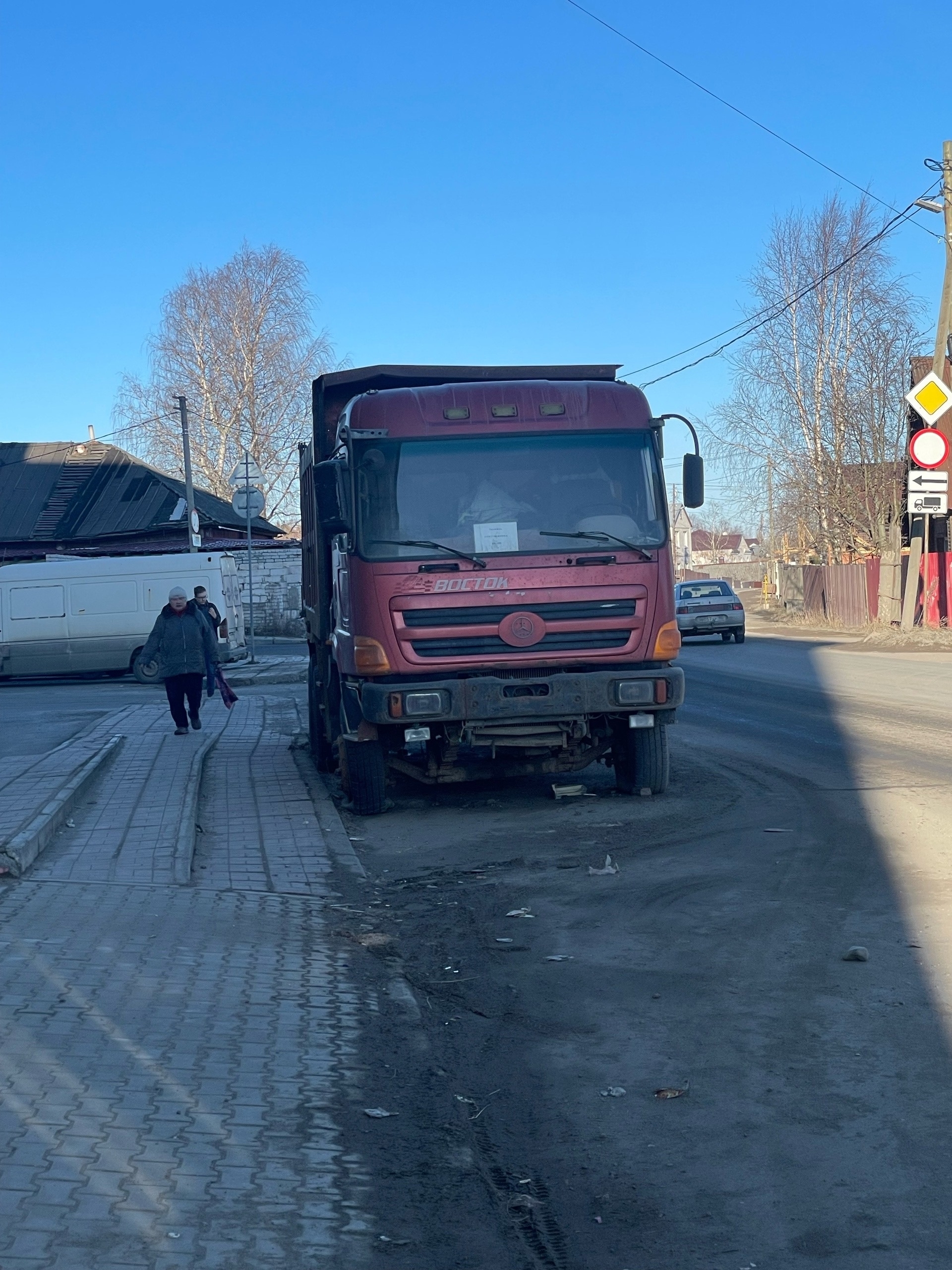 Брошенный грузовик в Петрозаводске беспокоит жителей Сулажгоры