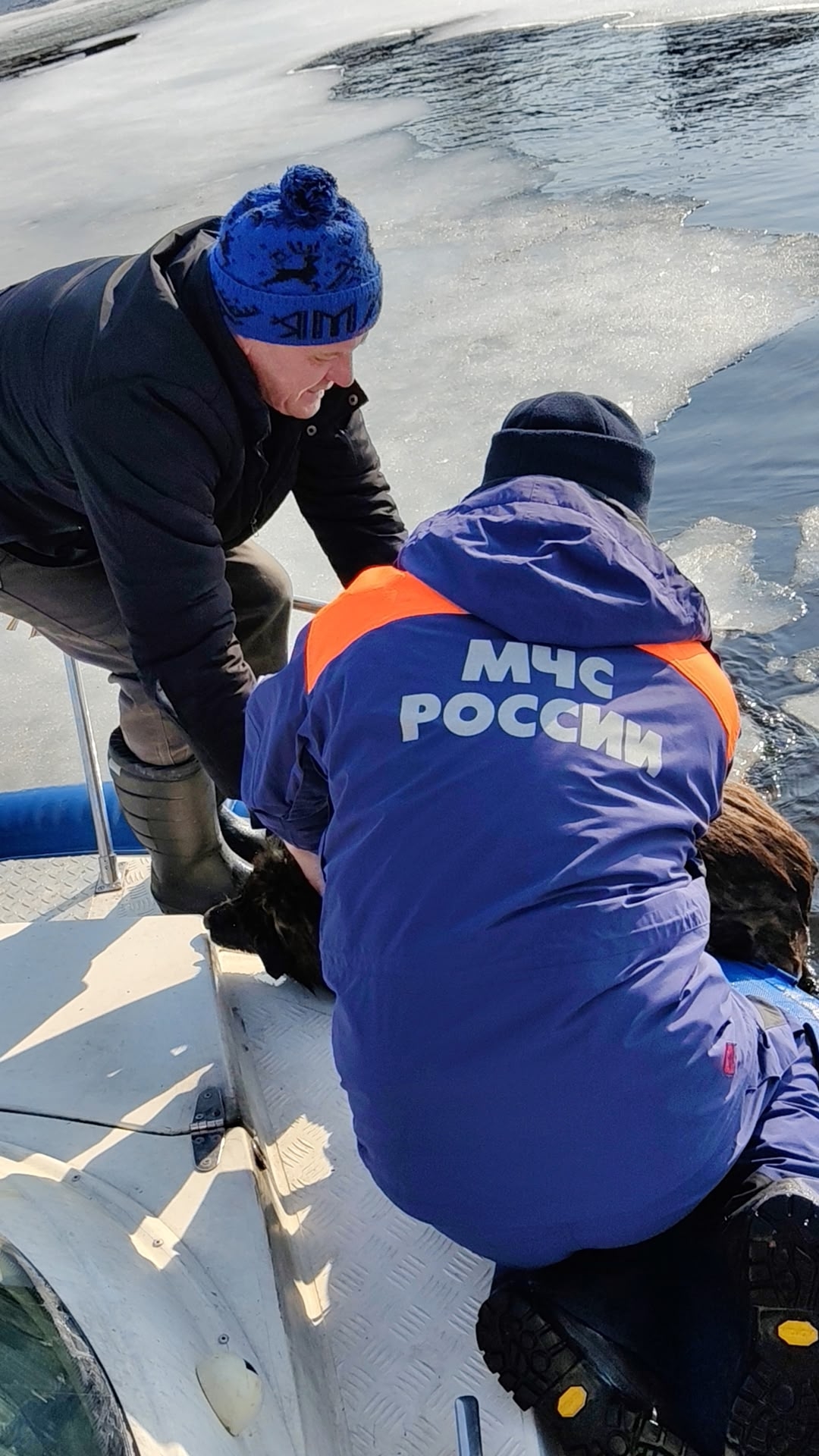 Провалившегося под лёд спасли инспекторы ГИМС Питкяранты