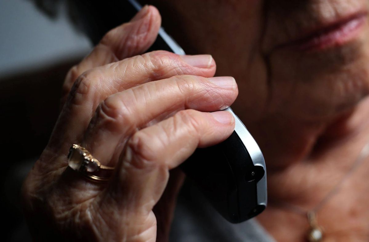 Мошенник обманул пенсионерку Петрозаводска, предложив ей подработку