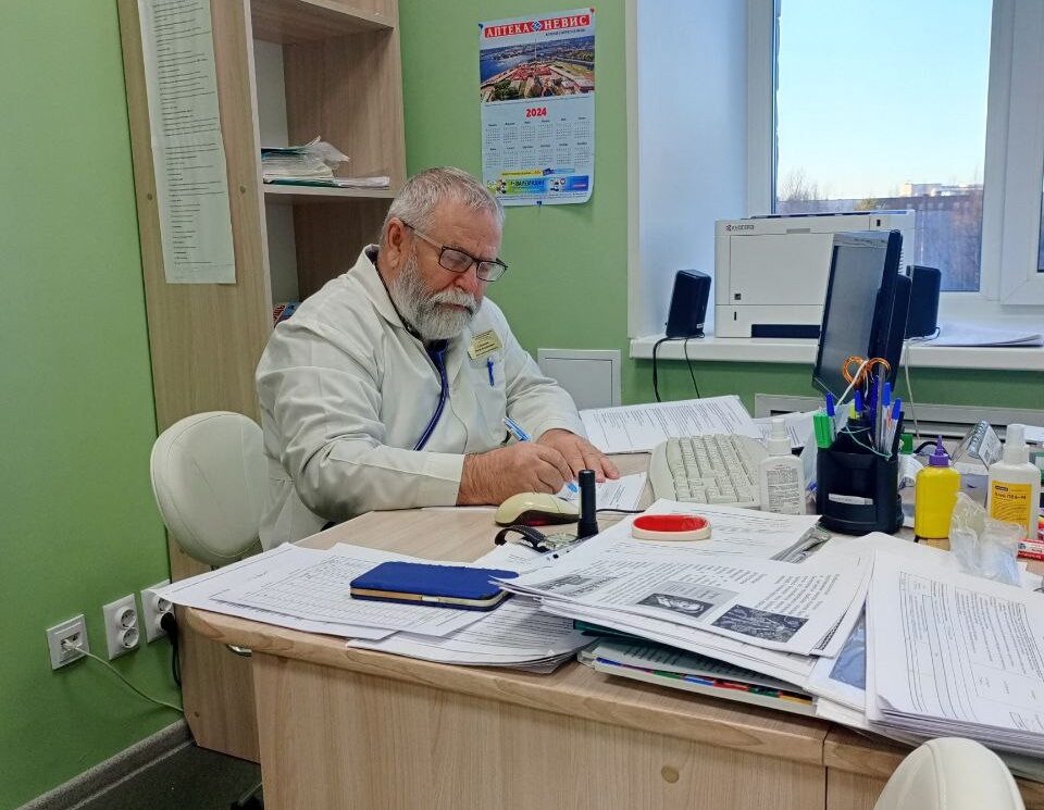 «Ваши руки лечат, слова успокаивают, опыт спасает»: чудесный детский доктор и заслуженный врач Карелии отмечает юбилей
