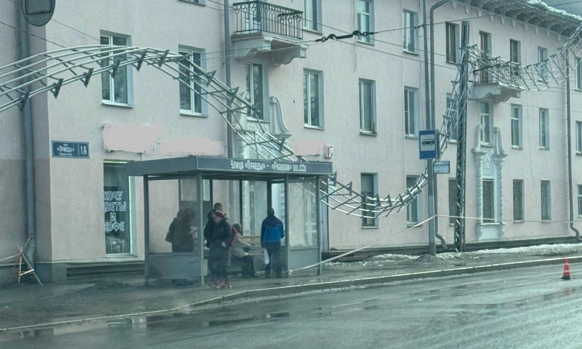 Пять троллейбусных маршрутов встали в Петрозаводске из-за ЧП с рухнувшим с крыши ограждением