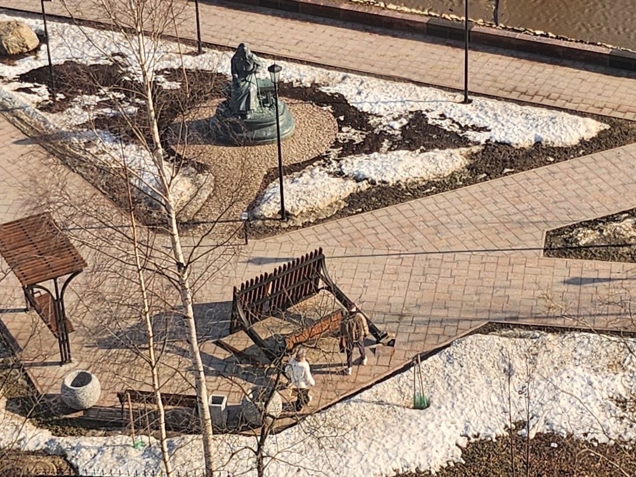 На набережной Петрозаводска качели рухнули вместе с людьми