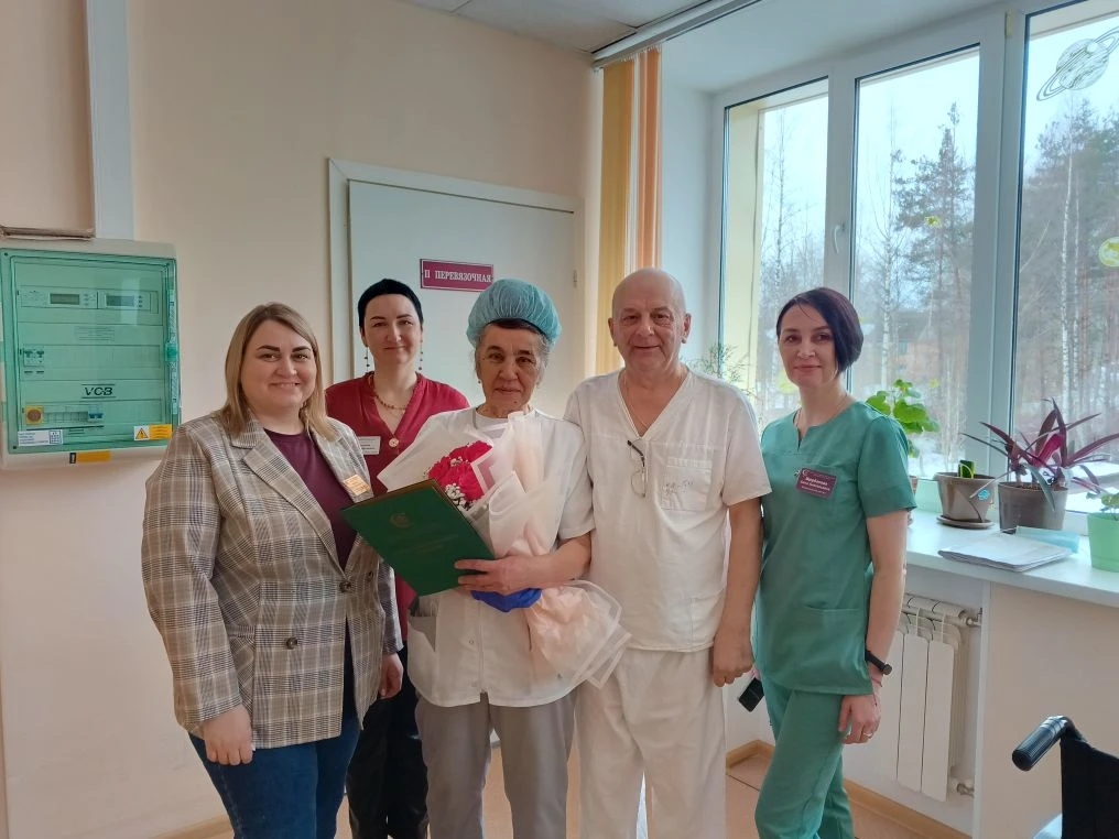 Больше полувека в медицине и до сих пор в строю: медсестра Сегежской ЦРБ отметила 75-летие