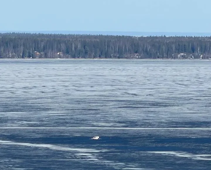 Петрозаводчане увидели на льду Онежского озера легковой автомобиль