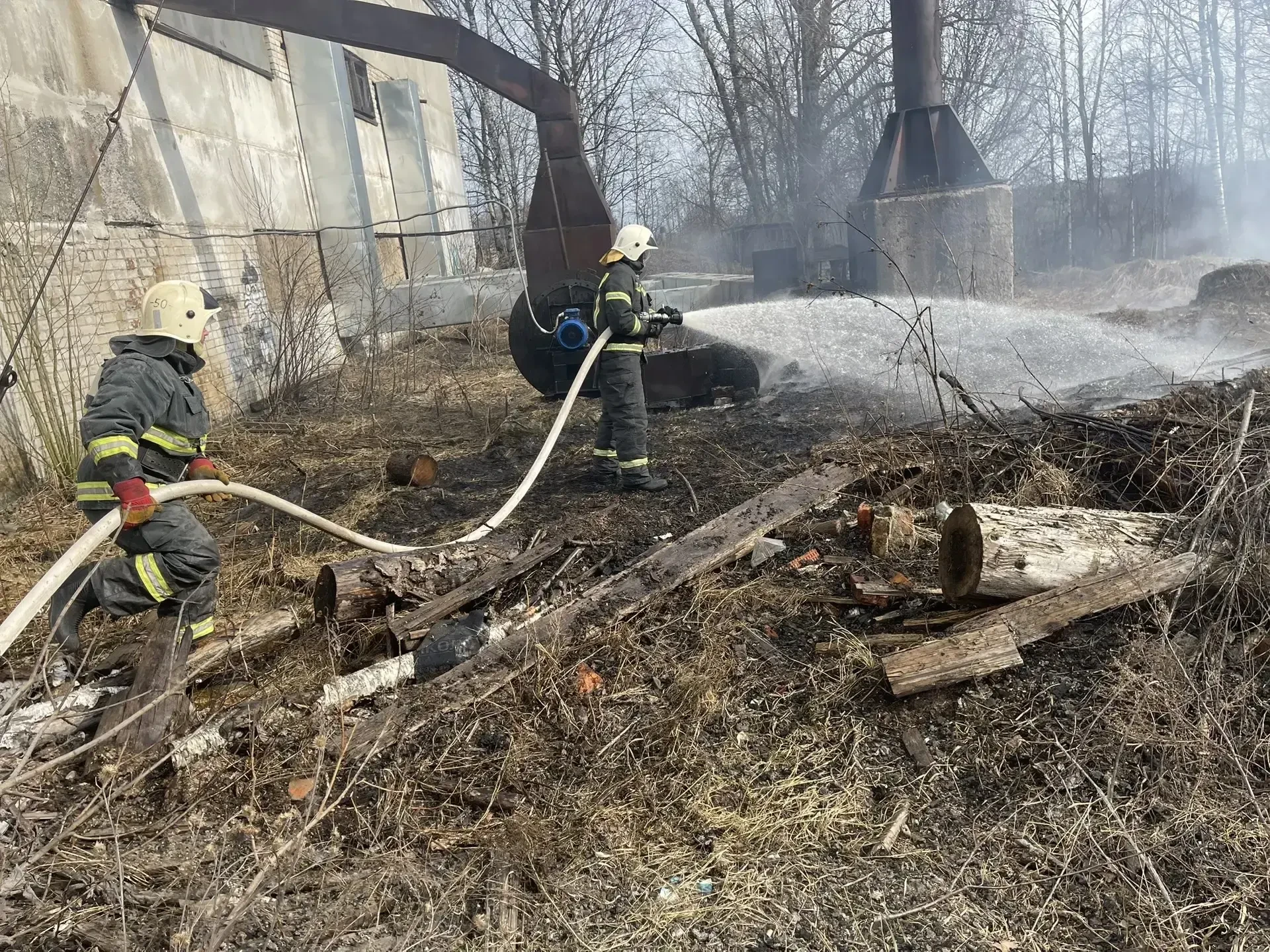 В Пудоже пожарные спасли от огня котельную