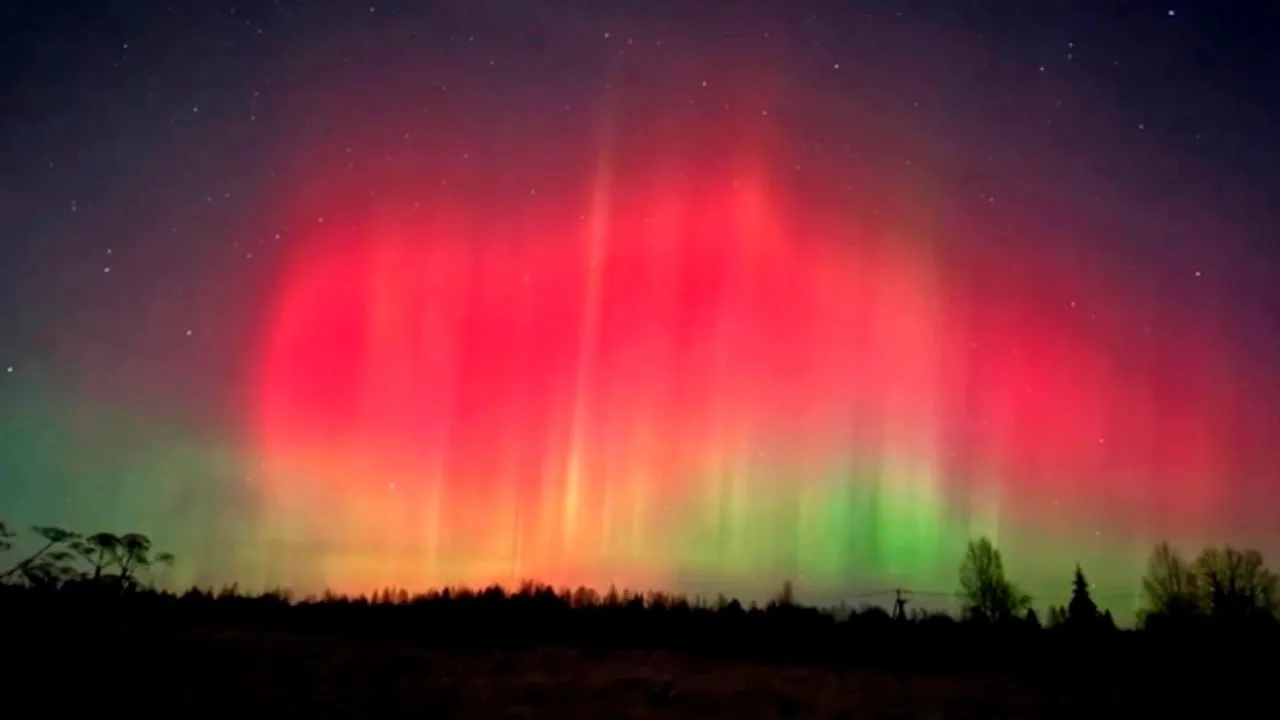 Северное сияние озарило небо над Россией