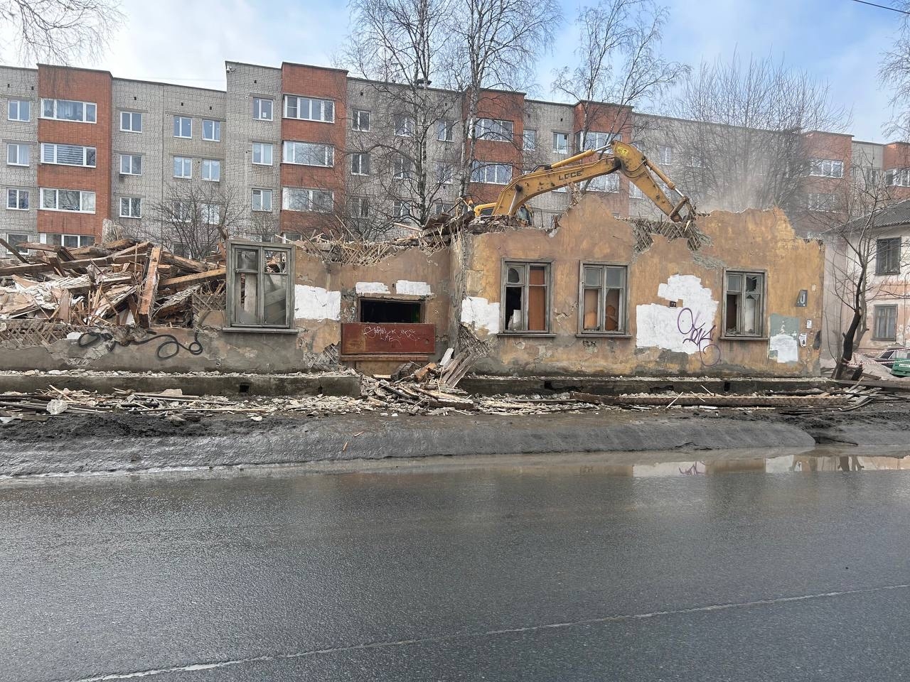 В страшные руины превратился аварийный дом на Зареке после взмаха ковша экскаватора
