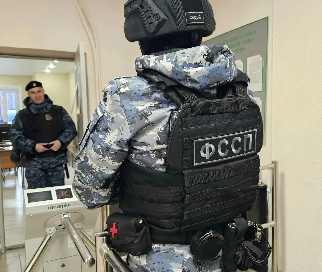 Около семисот прячущихся должников доставили в суд приставы Карелии