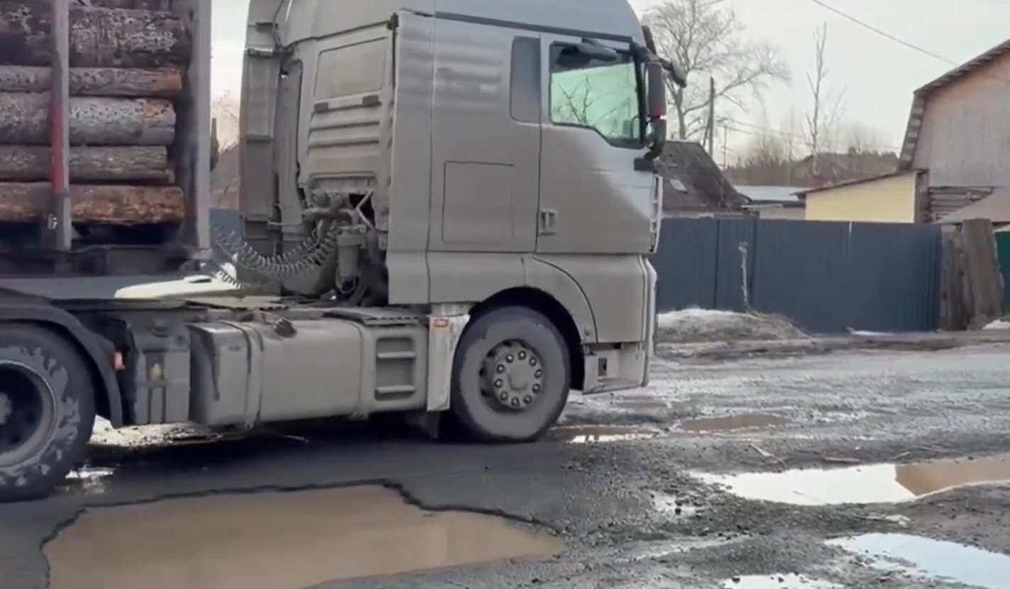 Сто ям: большегрузы превратили улицы Петрозаводска в «решето»