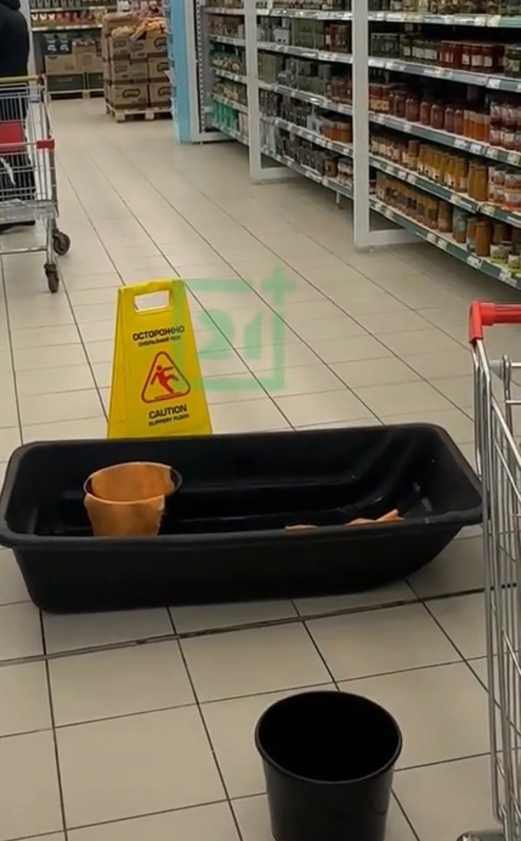 Вода хлынула на головы покупателей в магазине популярной торговой сети по соседству с Карелией