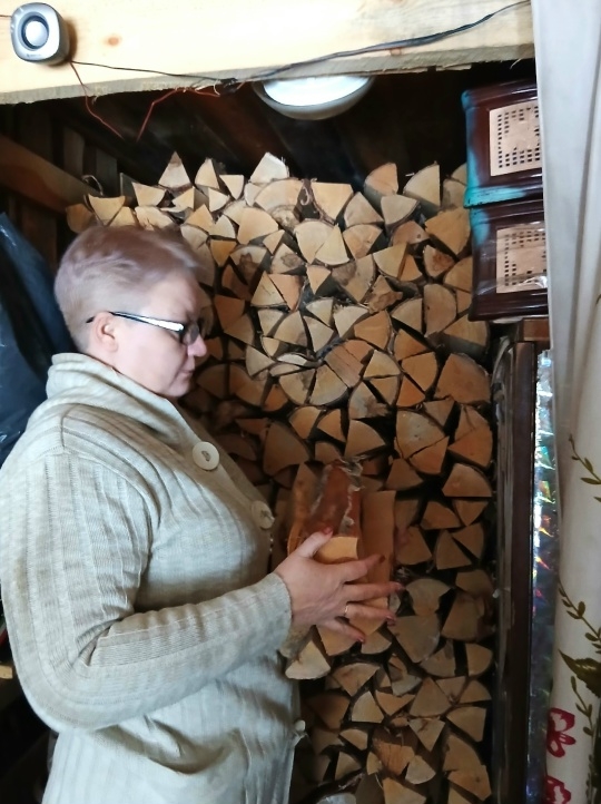 Семье участника СВО из Пудожа помогли подготовиться к зиме по соцконтракту