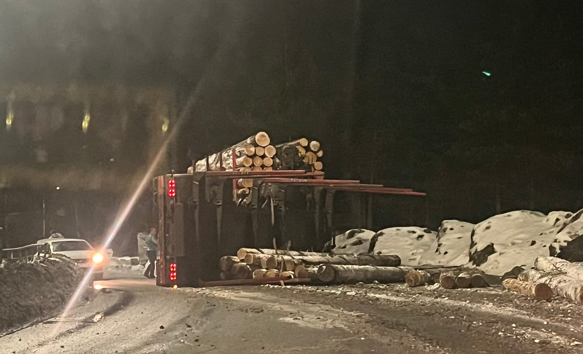 Лесовоз свалился на бок в Петрозаводске