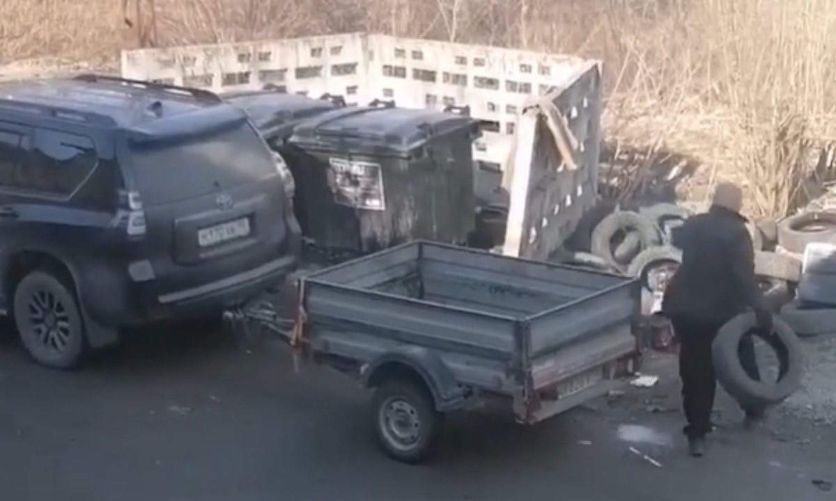 Некоторые автолюбители свозят покрышки к чужим дворам в Петрозаводске