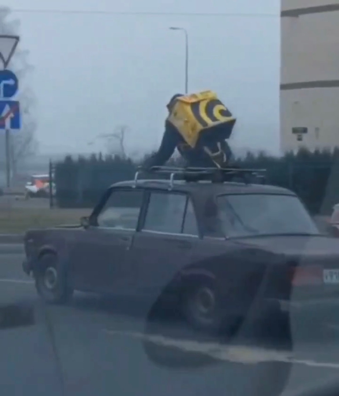 Курьер-зацепер болтался на крыше отечественной легковушки по соседству с Карелией