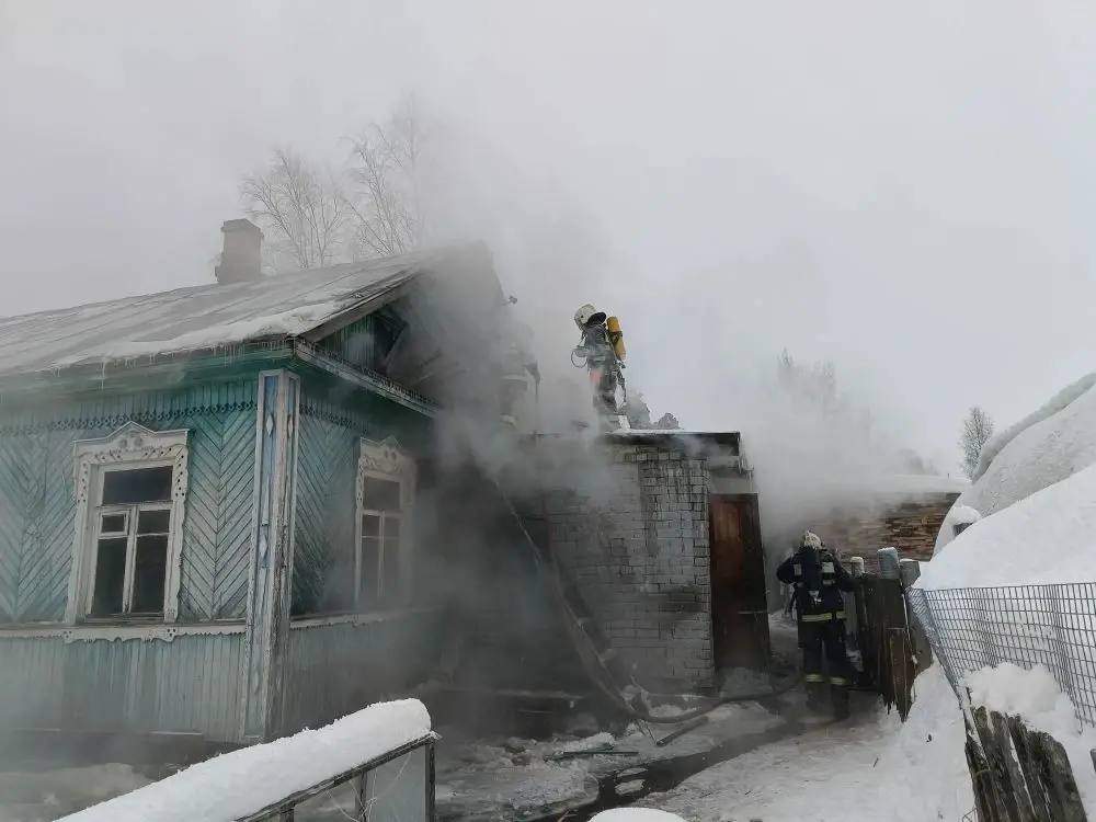 В Медвежьегорске сгорела часть частного дома