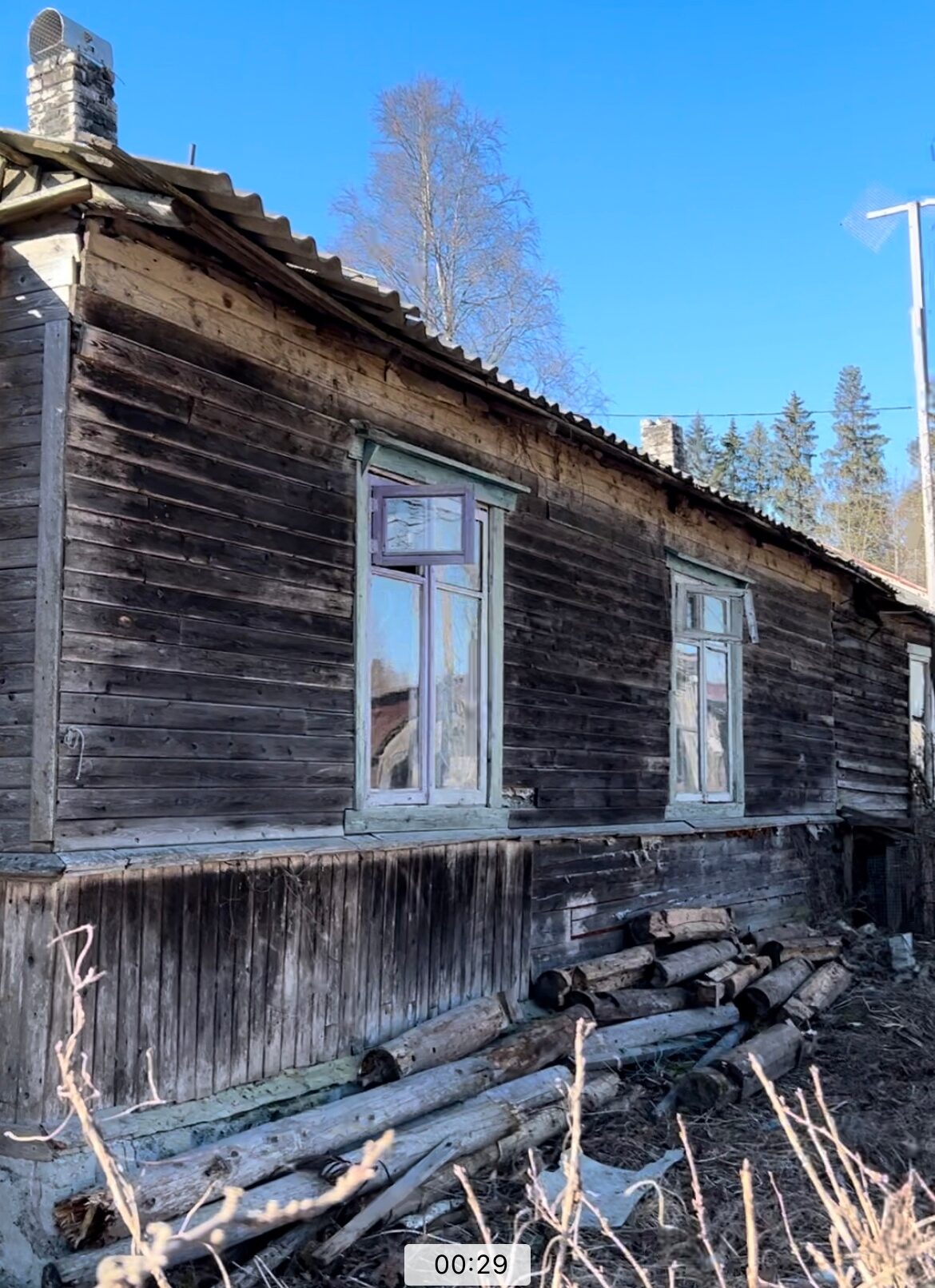Жители карельского поселка требуют снести аварийный дом из-за угрозы пожара