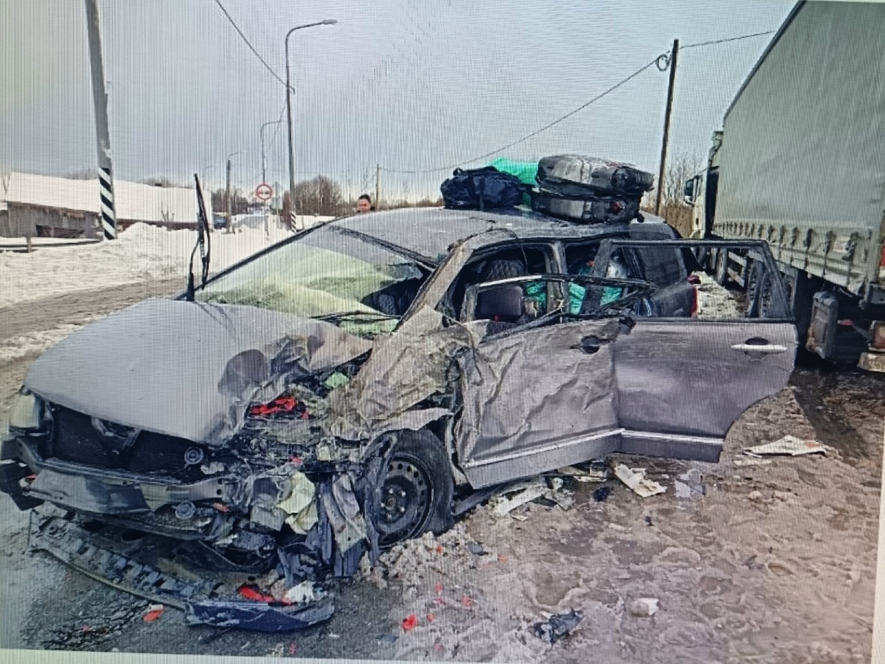 Потерявший управление водитель минивэна влетел во встречную фуру на дороге в Карелии