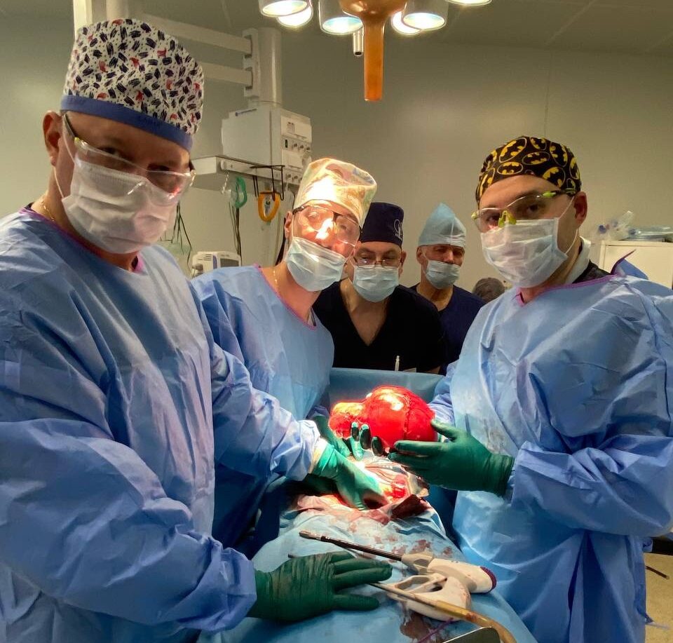 Карельские врачи удалили у молодой пациентки редкую опухоль весом более 2 кг